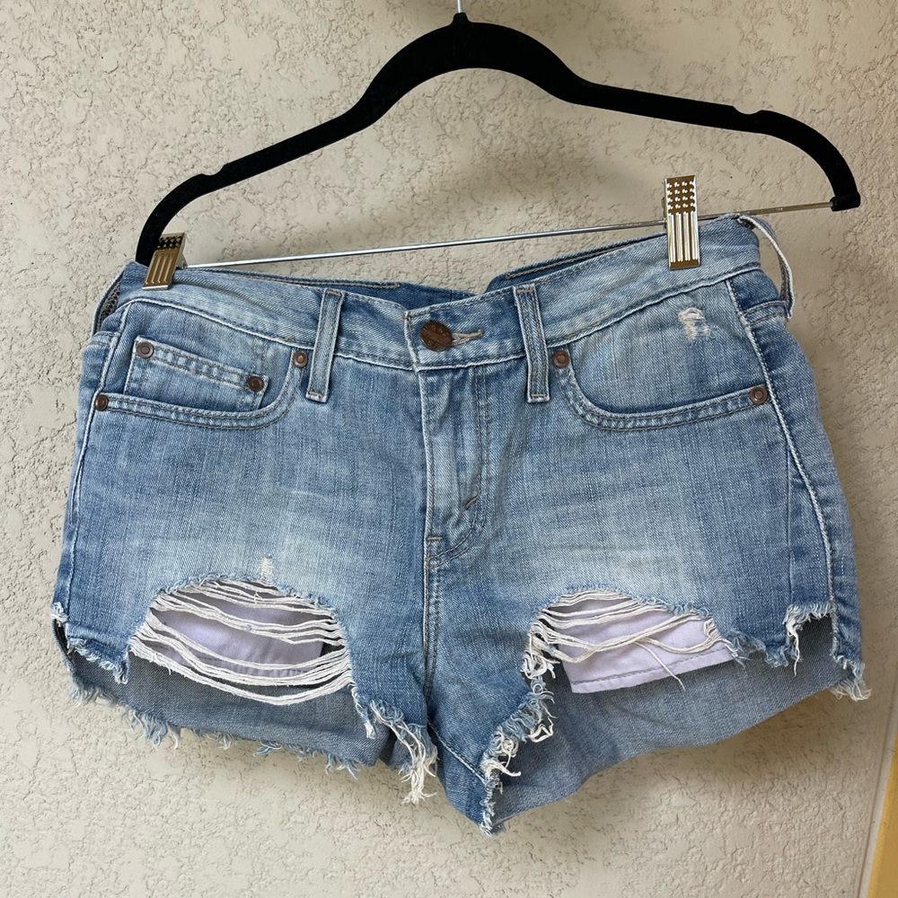 levi’s | 501 light stone wash high rise distressed denim shorts | size 27